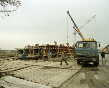 800877 Afbeelding van de werkzaamheden aan enkele prefab-onderdelen voor de Koppelbrug over de A12 tussen Utrecht en ...